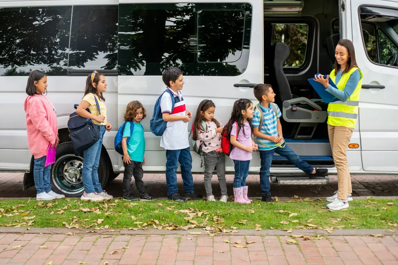 nauczycielka i uczniowie koło busa